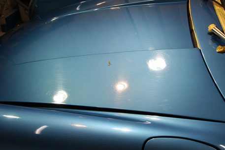 ＲＵＦ・Ｃｒｏ水色のボンネットの傷 ポルシェ９６４塗装の白ボケ