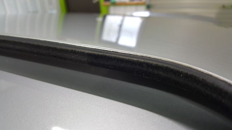 ポルシェ996ターボのガラスコーティング 細部の汚れ除去 スライディングルーフの水あか洗浄