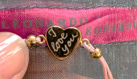 Herzarmband handgraviert mit den Worten "I love you" in winziger präziser Kalligraphieschrift für Luxuslingerie Intimissimi bei Markenaktivierung in Frankfurt auf der Zeil