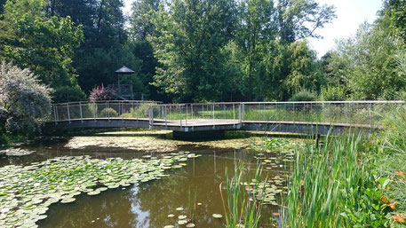 Geländer bei Fußgängerbrücke mit Edelstahlnetz-Füllung