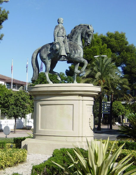 JEREZ DE FRONTERA . STATUE DE DON ALVARO DOMECQ Y DIEZ (1917 - 2005).  C* donnanugent.homestead.com