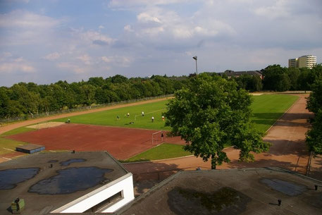 Der TuS-Platz, direkt hinter dem Vereinsheim (links unten).