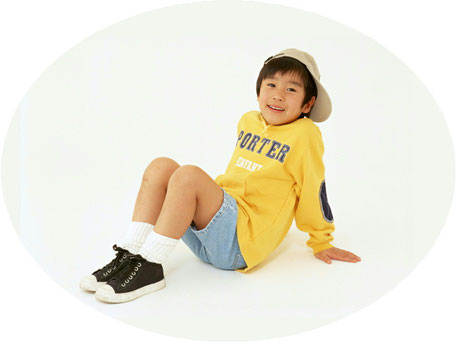 男の子が床に座っている写真