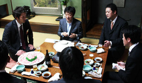 鍋を囲んで親睦を深める岡西副知事と各団体の代表者の皆さん