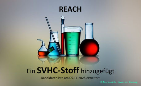 Labor-Gefäße mit verschiedenfarbigen Flüssigkeiten, die Chemikalien symbolisieren. REACH - Ein SVHC-Stoff hinzugefügt. Kandidatenliste am 05.11.2025 erweitert. Nun 251 Einträge für SVHC-Stoffe auf der SVHC-Liste (REACH-Kandidatenliste).