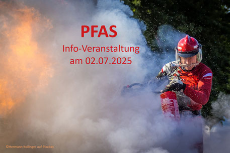 Eine Person in roter Schutzkleidung mit Helm und Visier bedient einen Feuerlöscher. Die steht symbolisch für die Bekämpfung von Feuer mit PFAS-haltigen Feuerlöschschäumen. Diese sind gesundheitsgefährdend und unterliegen REACH Beschränkungen nach Anh XVII