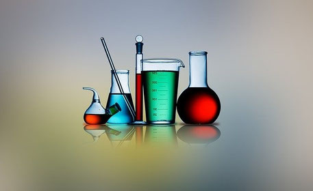 Stellvertretend für die drei neuen Stoffe, die auf die REACH SVHC-Liste oder auch Kandidatenliste genannt aufgenommen wurden sind Chemikalien in Chemiebehältern dargestellt. Die SVHC-Liste wird  in der Regel 2 x jährlich erweitert. 