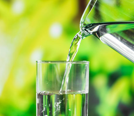 REACH Beschränkungen Anhang XVII für DMAC und NEP. Dargestellt ein Glas Wasser, da NEP u.a. Für Reinigungsprodukte, bei der Ölförderung und in der Wasseraufbereitung verwendet wird. Wasser ist ein kostbares gut. Beide Stoffe u.a. fortpflanzungsschädlich.