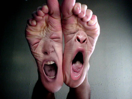 Imagen editada de unos pies "gritando"