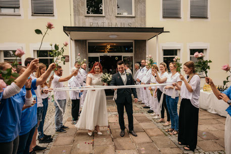 Florian Fredlmeier Fotografie, Fotograf, Neuötting, Reischach, Unterneukirchen, Burgkirchen, Altötting, Oberbayern, Kastl, Marktl, Niederbayern, Traunstein, Traunreut, Hochzeit, Brautpaar, Spalier, Rathaus, Garching an der Alz