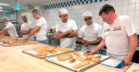 Die Gebäckstücke der Teilnehmer werden begutachtet