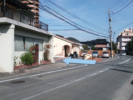 経路説明の進行方向から見ると、こんな感じです。手前の建物に隠れて道が見えづらい!