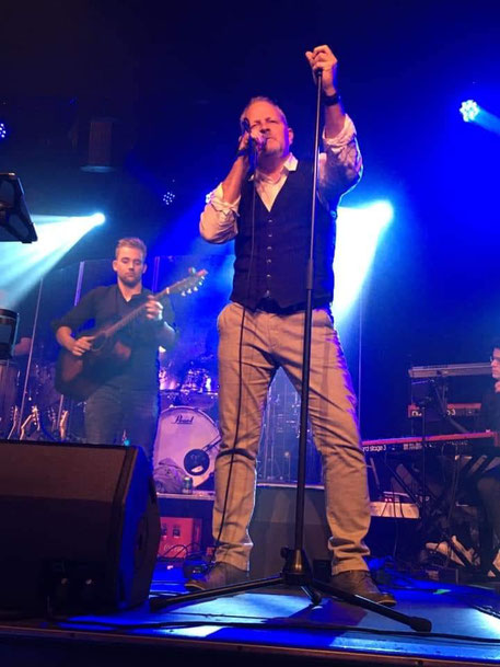Jeroen Gmelich is flexibel in stijl: hij past zijn repertoire moeiteloos aan sfeer, publiek en locatie aan. De lopende Juke-Box!