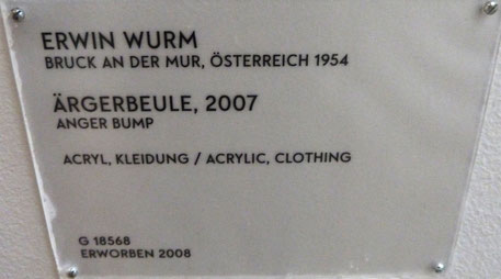 Der österreichische Künstler Erwin Wurm klärt auf: Was wir immer für ein Zeichen von Freude hielten, ist eigentlich eine "Ärgerbeule"!