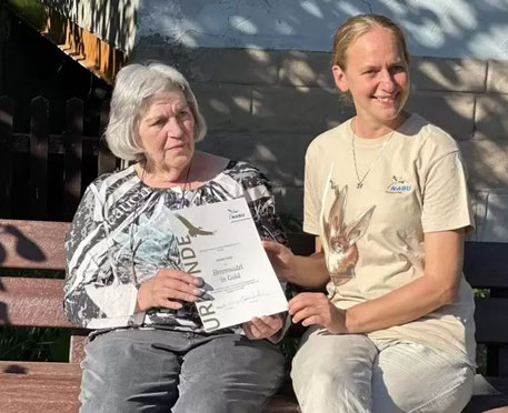 NABU-Landesvorsitzende Cosima Lindemann (rechts) übergab der langjährigen Vorsitzenden des NABU Kusel-Altenglan Hanni Golz die Goldene Ehrennadel. - Foto: Martin Pfeiffer
