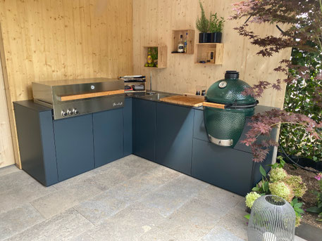 Individuell gefertigte Outdoor-Küche nach Maß mit Flammkraft Gasgrill, Big Green Egg, Spülbecken und wetterfesten Materialien für den Außenbereich