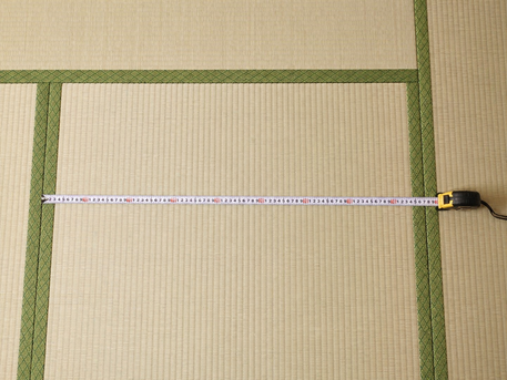 ヨコ(幅方向)の寸法。布の外側から外側