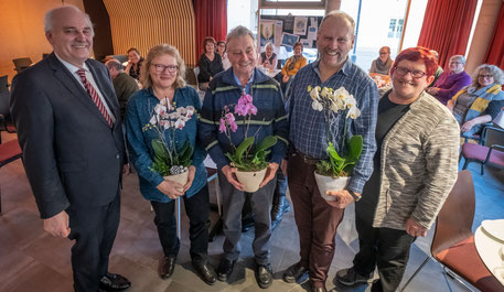 V. links n. rechts: Mesnerpfarrer Bernhard Richter, Brigitte Mazal (40 Jahre), Peter Böttcher (15 Jahre), Peter Ruff (20 Jahre) und Bezirksobfrau Tina Altenburg (Foto  Oliver Giers)