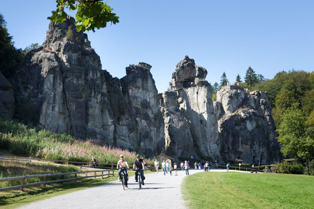 Radfahrer vor den Externsteinen © GesUndTourismus Horn-Bad Meinberg GmbH 