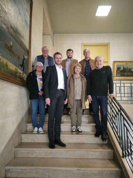 Privas‘ Bürgermeister Michel Valla (r.) empfängt im Rathaus Bürgermeister Dr. Johannes Hanisch (2.v.l.) und die Delegation. / Foto: Stadt Weilburg