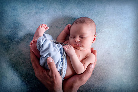 Baby schläft im Korb