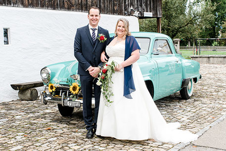 Hochzeitspaar sieht sich an, kurz vor dem küssen