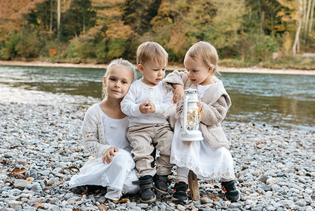 3 kinder an der Aare, ganz in weiss