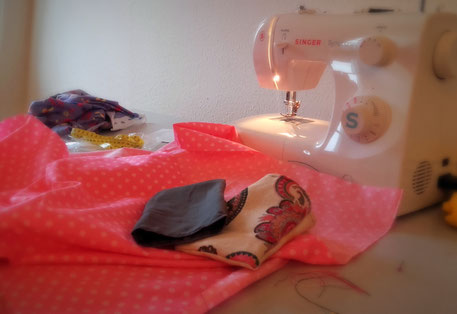 Nähmaschine mit bunten Stoffen 