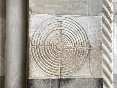 Kachel mit einem Labyrinth am Eingang des Domes von Lucca/Italien. 
