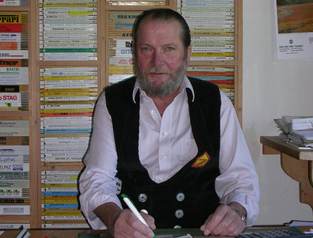 Senior-Chef Günther Kirchleitner bei der Angebotserstellung