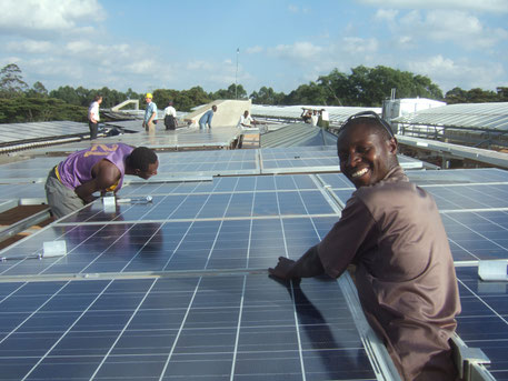Millimetergenauer Einbau der Solarmodule dem Dach des UN-Gebäudes