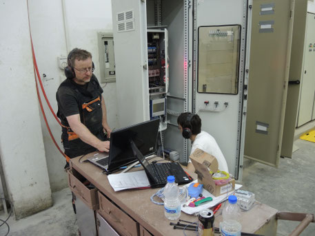 Stefan Renger (links) bei der Programmierung eines Solar-Hybrid-Controllers in Ägypten