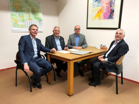 v.l.n.r.: Arjan Eising, burgemeester Peter de Koning, Paul Kempen en wethouder Peter Lucassen