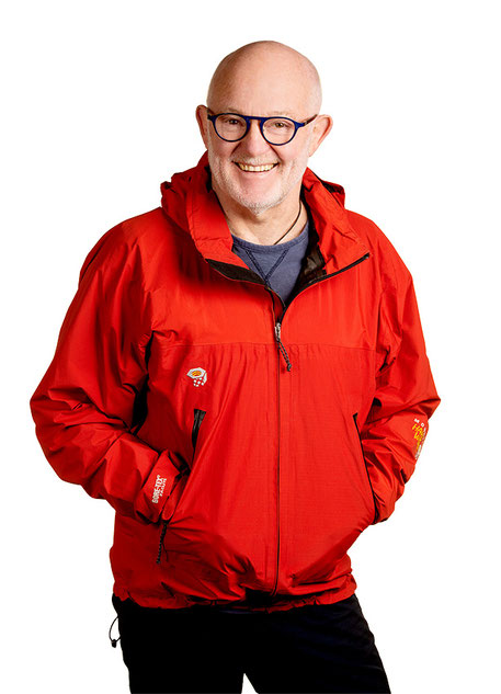 Porträtfoto Lucian Bergmann (in roter Windjacke)