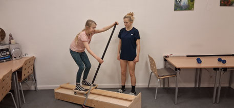 Friederike am SUP-Simulator mit einer jüngeren Paddlerin 