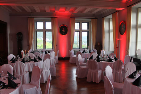 Veranstaltung, Event, Familienfeier, Geschmückt, Dekoration, Weiße Tischdecken, Weiße Stühle, Gartensaal