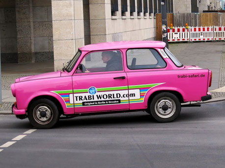 Sehenswürdigkeiten Berlin: Der Trabi erreichte eine Höchstgeschwindigkeit von rund 100 km/h. Dank seinem zu jener Zeit geringem Benzinverbrauch von 6-7 Liter/100 km hatte er bei einem Tankvolumen von ca. 26 Liter eine Reichweite von 350 bis 400 Kilometer.