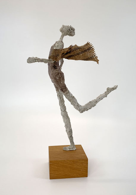 Abstrakte, monochrome Skulptur einer rennenden Figur in historischer Badekleidung aus der Werkreihe Sommerfrische von Claudia König.