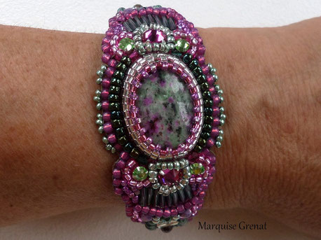 photo-bracelet-createur-porte-brode-sur-cuir-moutarde-perles-turquoise-