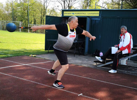 Uwe Luszick-Gahlen beim Schleuderballwerfen (34,96 m).