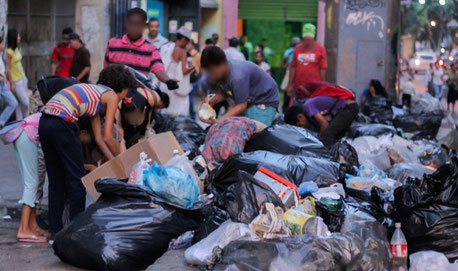 El comunismo, enemigo declarado de la familia, produce análogos efectos donde se instala. En la foto vemos venezolanos comiendo de la basura.