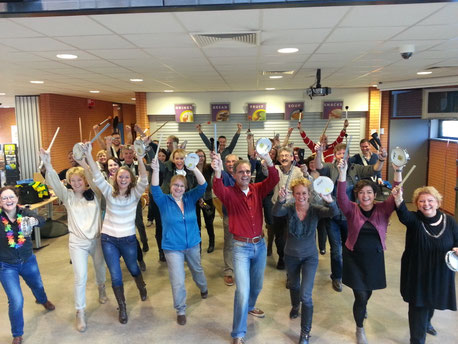 Humorvolle trommelworkshop op locatie in Limburg door Brapewo voor groepen vanaf 25 personen.