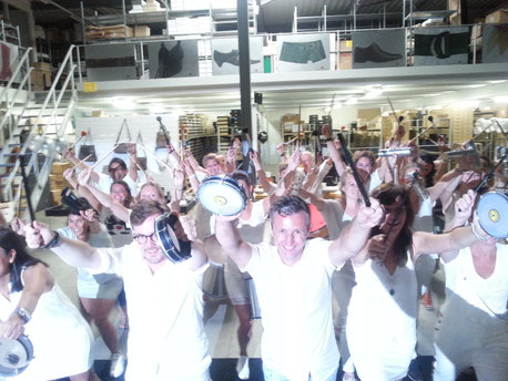Team geniet van een lachwekkende en energieke 90 minuten durende trommelworkshop in de regio Maastricht.
