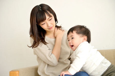 育児で肩こりのお母さん