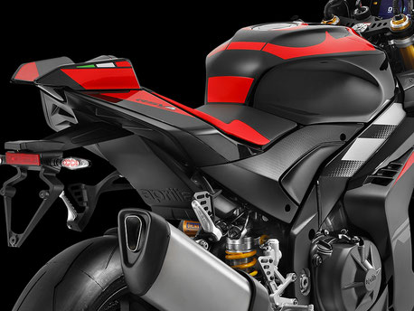 Aprilia RSV4 Factory 1100 - Ansicht Sitzbank und Federung Hinterrad von hinten