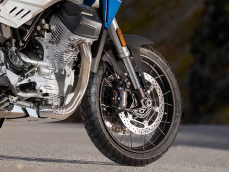 3_Moto Guzzi Stelvio - Duecento Tributo - Ansicht Vorderrad mit Upside Down Gabel