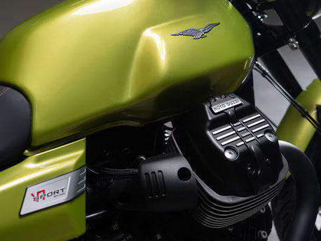 10_Moto Guzzi V7 Sport - Detail - Ansicht Zylinderkopf rechts mit Seitendeckel und Tank