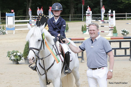 Outdoor Wierden kan voor Robert Vos niet meer stuk. Hij zag zijn 11-jarig zoontje Thijmen de door hem gesponsorde ponyrubriek winnen. Foto FotoTrailer