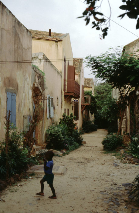 Sénégal : ruelle de l'île de Gorée en 1989