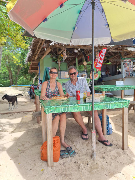 Pizzas les pieds dans le sable sur Paliton Beach